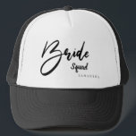 Bridfyrkant, stam, teamtypografi keps<br><div class="desc">Fira din förlovning med din bridklam,  bridtrupp,  bridteam vid möhippan eller när som helst. Gör en underbar roligt-gåva för att fira som ett lag och söt för bilder. Bära till dina utgångar tillsammans. Svart och vit truckerkeps. Det finns också i champagne,  rosa och vitt,  och mer färg.</div>