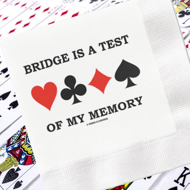 Bridge är ett test av mitt minne med fyra kort Kos Pappersservett (Paper napkin for any bridge-game themed event featuring 4 card suits & common bridge saying)