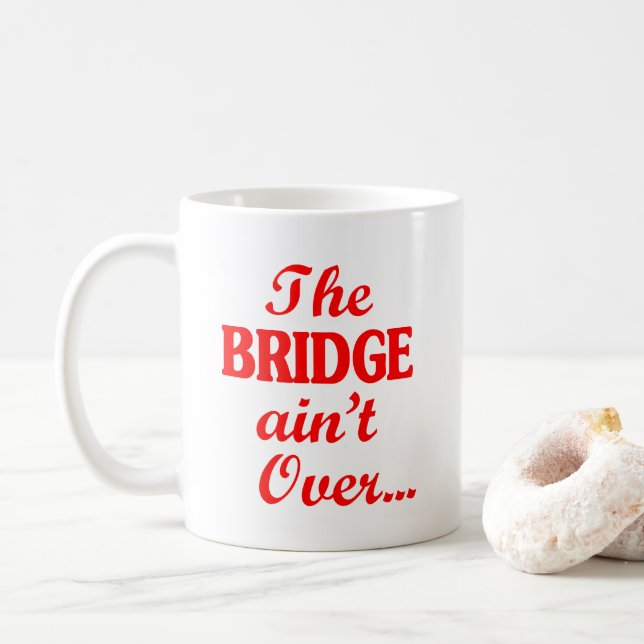BRIDGE är inte över.. Kaffemugg (Med munk)