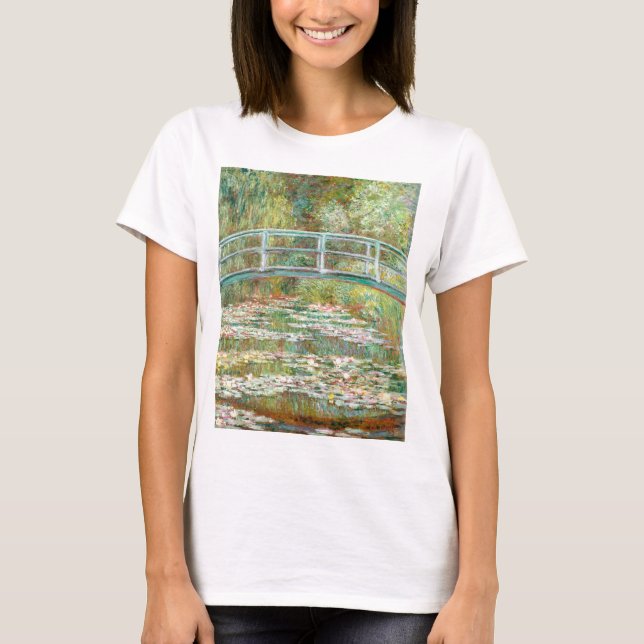 Bridge over a Pond of Water Lilies by Claude Monet T Shirt (Framsida)