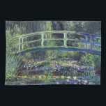 Bridge over Waterlily Pond av Claude Monet Kökshandduk<br><div class="desc">Claude Monets brygga över Waterlily Pond är en vintage bra konsthantmålning med en bro över vattenfyllda blommor i en damm i Monets trädgård i hans hem i Giverny, Frankrike. Claude Monet tyckte om att måla "en plein luft" eller "på öppet luft". En serie över 250 blommålningar som Monet målade under...</div>