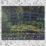 Bridge over Waterlily Pond av Claude Monet Pussel<br><div class="desc">Claude Monets brygga över Waterlily Pond är en vintage bra konsthantmålning med en gångbro över blommor i en damm i Monets trädgård i hans hem i Giverny, Frankrike. Vackra blommor flyter i vatten, och det är i bakgrunden som man gråter i träd. Claude Monet tyckte om att måla "en plein...</div>