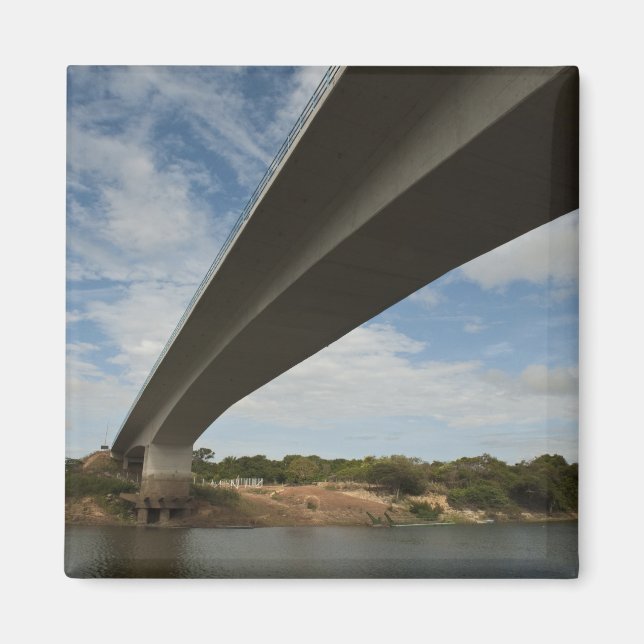 Bridge som förbinder Guyana med Brasilien över Tak Magnet (Framsidan)