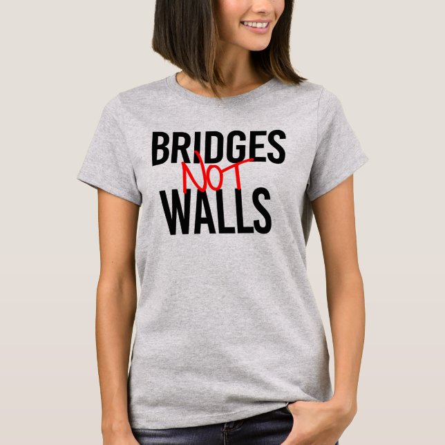 BRIDGES NOT WALLS T SHIRT (Framsida)