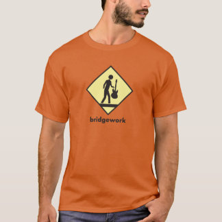 Bridgework ’Musician Crossing’ Mörk T-Shirt