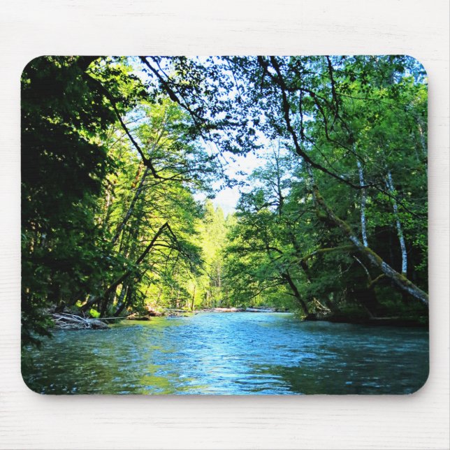 Bright Blue River Under Grönt Träd i Washington Musmatta (Framsidan)