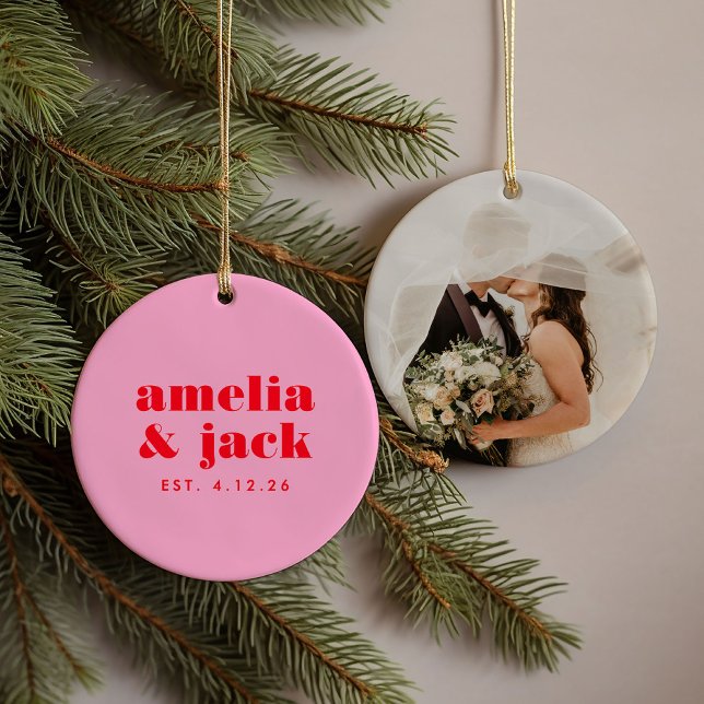 Bright Bold Rosa och Red Modern Monogram Bröllop Julgransprydnad Keramik (This bright bold pink and red photo wedding ornament will add maximalist fun to your tree! )