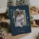 Bright Boughs | Botaniskt julfoto Julkort<br><div class="desc">Elegant och helgdag-fotokort ramar din favoritbild med lodrät- eller porträtt-orienterad bild med en subtil deckled kant gräns och vit och grönt helgdag-löv som tittar ut i hörnen. "God jul" eller ditt val av hälsning visas under,  tillsammans med din familj namn,  på en kontrasterande marin blå bakgrund.</div>