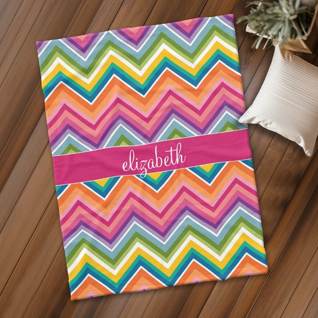 Bright Colorful Chevron Mönster Namn Fleecefilt (Personalized fleece blanket with bright chevron pattern)