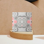 Bright Grått och Rosa Intricate Elegant Ornate Kakelplatta<br><div class="desc">Fin dekorativ design med rosa,  vita och svarta dekorationer på en ljus grått-bakgrund.</div>