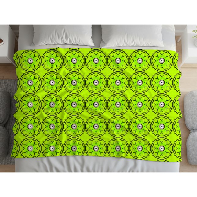 Bright green towel with intricate circular pattern fleecefilt (Skapare uppladdad)