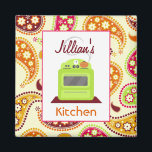 Bright Grönt Retro Stove & Paisley Kitchen Magnet<br><div class="desc">En köksmagnet med en illustration av en ljusstark grönt inspirerade sitta på en burgundisk yta med en orange kokpunkt på högernas frambrännare. Bakgrunden är orange,  guld,  rosa,  grönt och burgundisk paisley mönster. Anpassa med ditt namn.</div>