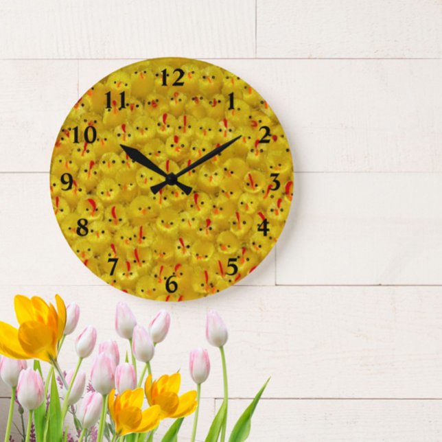 Bright Gult Påsk Chicks Modern Mönster Roligt Stor Klocka (This fun, yellow chick pattern clock is a ray of sunshine for your walls! )