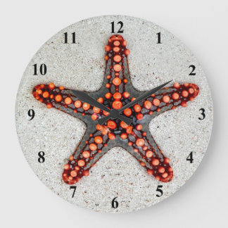 Bright Orange Red Starfish on White Sand Stor Klocka