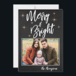 BRIGHT Photo Cute Chalkboard Push Font MERRY Julkort<br><div class="desc">Teckenkort för pennanteckning i cute Chalkboard-Helgdag. Designen har bakgrund och utrymme på ritytan för en bild med MERRY och BRIGHT skriven med penselteckensnitt. Skicka ut till familj och vänner den här eleganten, ett enkelt helgdag för färgkort. Kan anpassas helt. Om du vill ha fler anpassningar kan du kontakta mig på...</div>