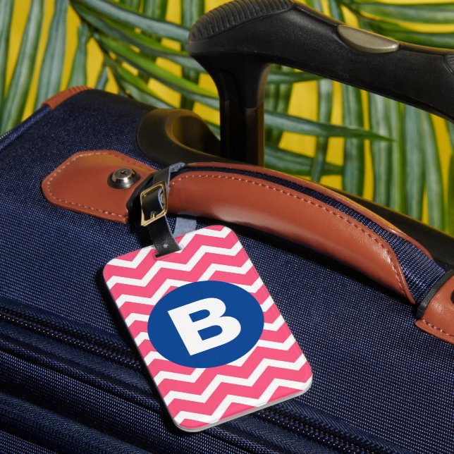 Bright Pink and White Chevron Pattern Monogram Bagagebricka (Framsida Insitu 1)