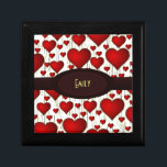 Bright Red Hearts Mönster med Burgundy-namnskylt Smyckeskrin<br><div class="desc">En mönster av ljusröda romantiska hjärtan,  några stora små på gultens bakgrund. Det är intressant att tittar struktur mellan hjärtat och ge. Anpassa med en namnskylt med röda burgundyovalar i finare-mörken,  skriven i namn eller initialer,  mitt över designens centrum.</div>