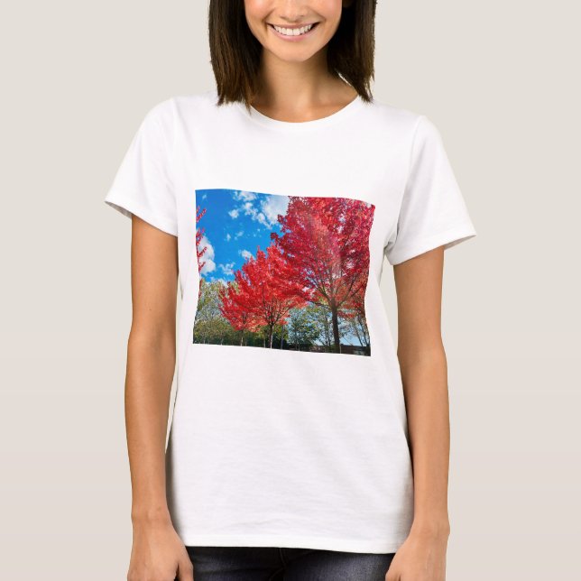 Bright Red Träd Lämnar på hösten T Shirt (Framsida)