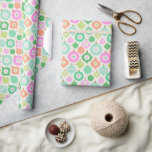 Bright Retro-julprydnader Presentpapper<br><div class="desc">En skarp,  återskapande design med moderna julklapp i stil. Dessa prydnadsämnen i roligten dekoreras i trendigets kontrollpanel mönster och daisy. Pastel färg omfattar: rosa,  grönt,  turkos,  teal,  orange och kalkgrönt på en benvit bakgrund</div>