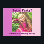 Bright Rosa Anpassningsbar Kids Photo Flick kalas Inbjudan Vykort<br><div class="desc">Beställ dessa inbjudningar till söt personlig barns födelsedag med anpassade fält på baksidan av vykortet för ditt barns placering i party,  datum och tid. Sätt i ditt söta barns foto ovanpå de färgstarka rosorna. Lägg till party-informationen på baksidan av det här anpassningsbarna.</div>