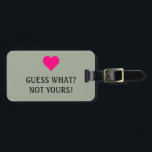 Bright Rosa Heart Funny Gissa vad? Inte din! Bagagebricka<br><div class="desc">Det här är lustigt resbagagetaggen "Gissa vad?" Inte din!" Etiketter för påsar och resväskor. Det här är Bright Rosa Heart-bagagetaggen. Cute-citat för resenärer. Anpassningsbarnas bakgrund färg.Du kan lägga till ditt favoritfoto. Det här är perfektens presentidé. Anpassa med ditt namn och annan text.</div>