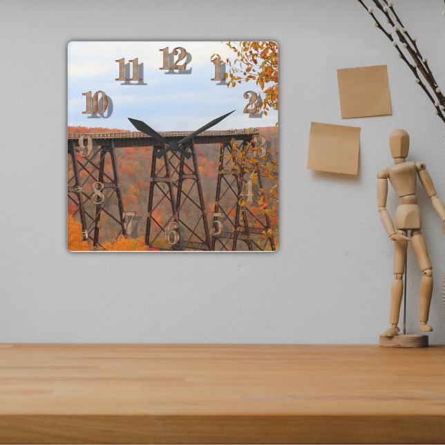 Briljant Färgade Höstlöv Vid Kinzua Bridge Fyrkantig Klocka (Skapare uppladdad)