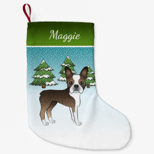 Brindle Boston Terrier i en vinter skog & Namn Liten Julstrumpa