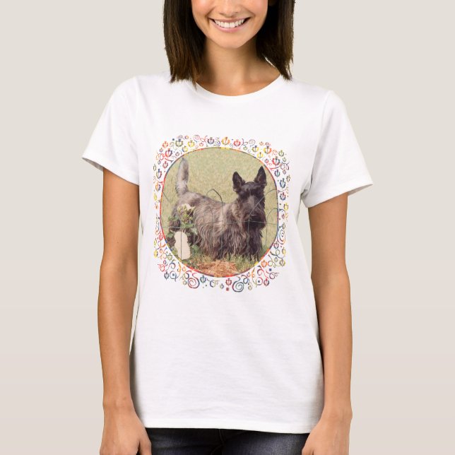 Brindle skotsk terrier med rosor tee shirt (Framsida)