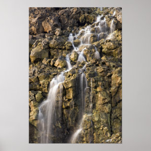 Brinenedgångar från vulkanisk sten tappar av poster