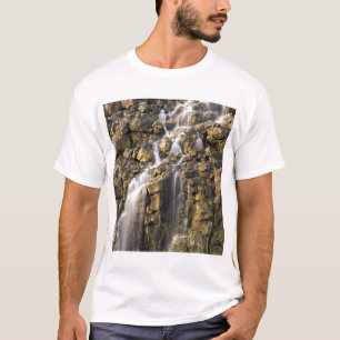 Brinenedgångar från vulkanisk sten tappar av t-shirt