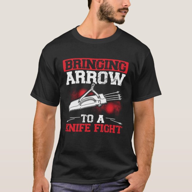 Bringing Arrows To A Knife Fight Bow and Arrow Arc T Shirt (Framsida)