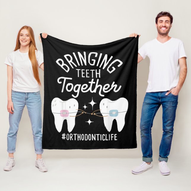 Bringing Teeth Together - Ortodontist  Fleecefilt (På plats)