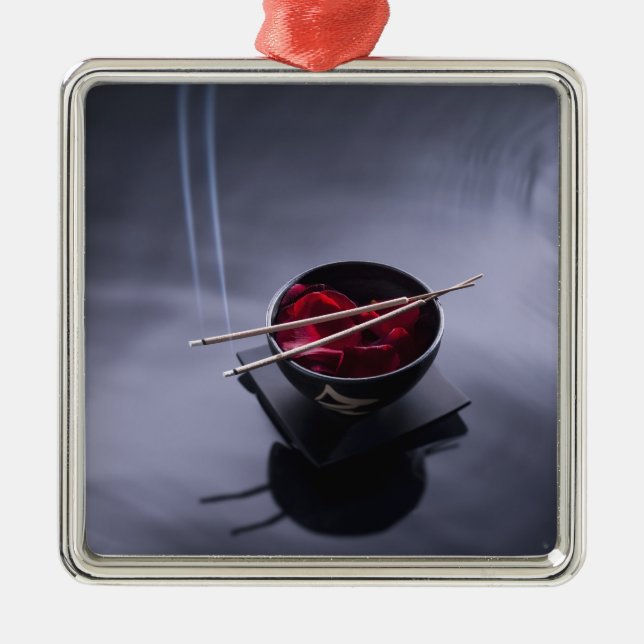 Brinna rökelse överst av bunken av petals julgransprydnad metall (Framsidan)