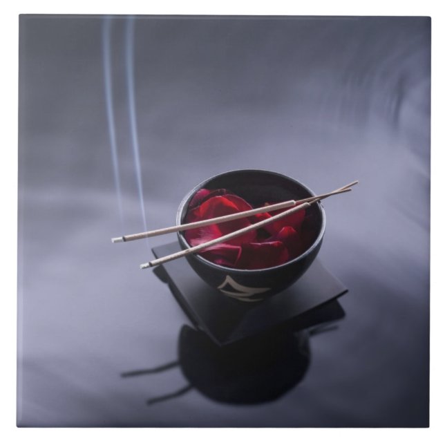 Brinna rökelse överst av bunken av petals kakelplatta (Framsidan)