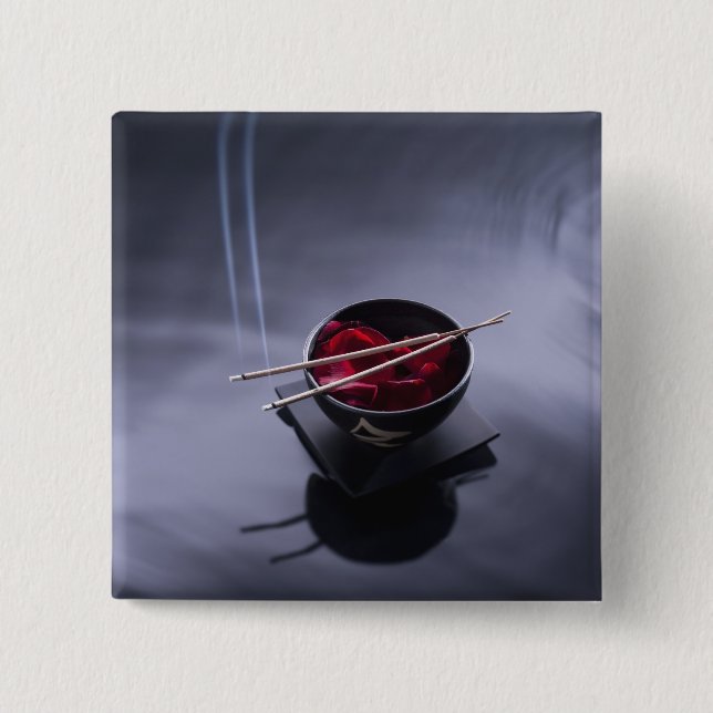 Brinna rökelse överst av bunken av petals knapp (Framsida)