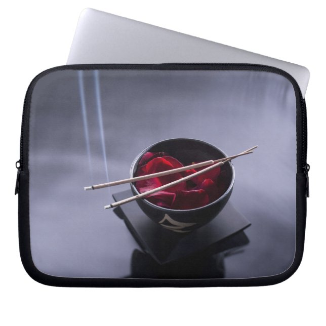 Brinna rökelse överst av bunken av petals laptop fodral (Framsidan)