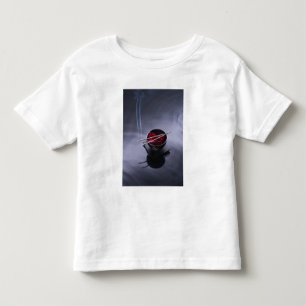 Brinna rökelse överst av bunken av petals t shirt