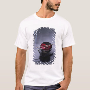 Brinna rökelse överst av bunken av petals t shirt