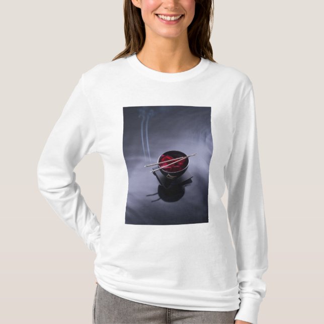 Brinna rökelse överst av bunken av petals tee shirt (Framsida)