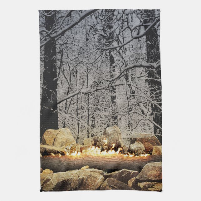 Brinnande julstock i en snöig skog kökshandduk (Vertikal)