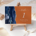 Brinnande Orange Bröllop i Silver, blå  Bordsnummer<br><div class="desc">Det moderna kortet för bordsnummer i bröllop,  som är lämnat kant i eleganten,  har en marin blåfärgad agate i gräns som trimmas med faux silver glitter. Anpassadet kombinerar handskrift av silver grått,  kursiv och mönsterbaserad typsnitt på brinnande orange.</div>