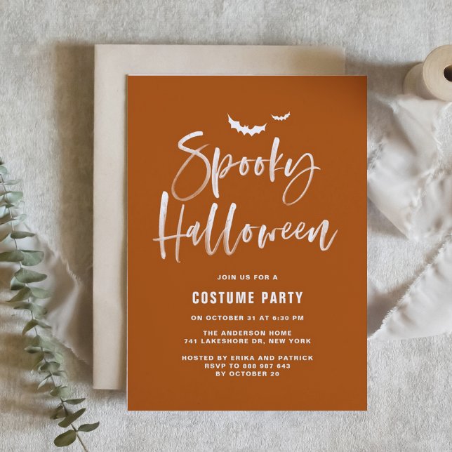 Brinnande Orange Spooky Halloween-penselbrev Inbjudningar (Spooky Halloween party invitation with white brush lettering on burnt orange background.)