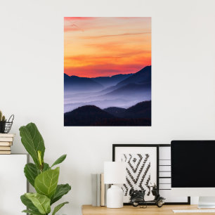 Brinnande solnedgång och dimma i dalen poster