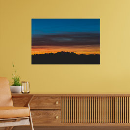 Brinnande solnedgång ovanför landskapssilhuett poster