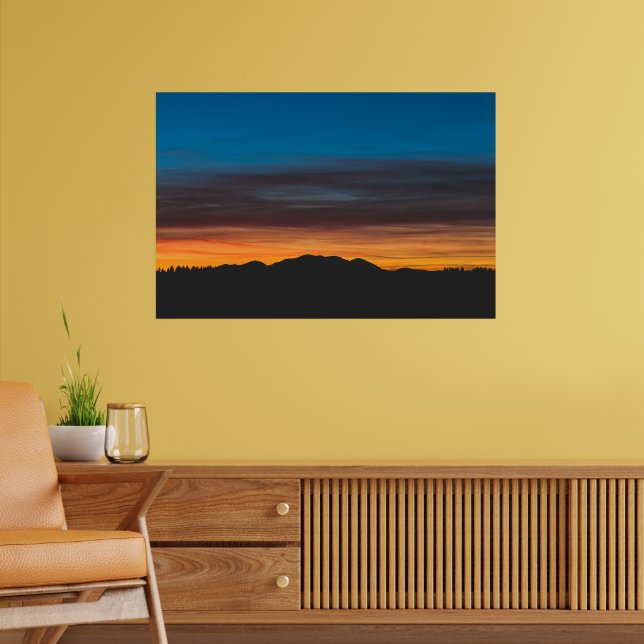 Brinnande solnedgång ovanför landskapssilhuett poster (Vardagsrum 2)
