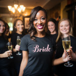 Brista Ljusa rosa skript, svart Bröllop T-shirt<br><div class="desc">Svart T-skjorta med enkel chic och ljus rosa "brid"-design. Gör en underbar bröllop-gåva!</div>