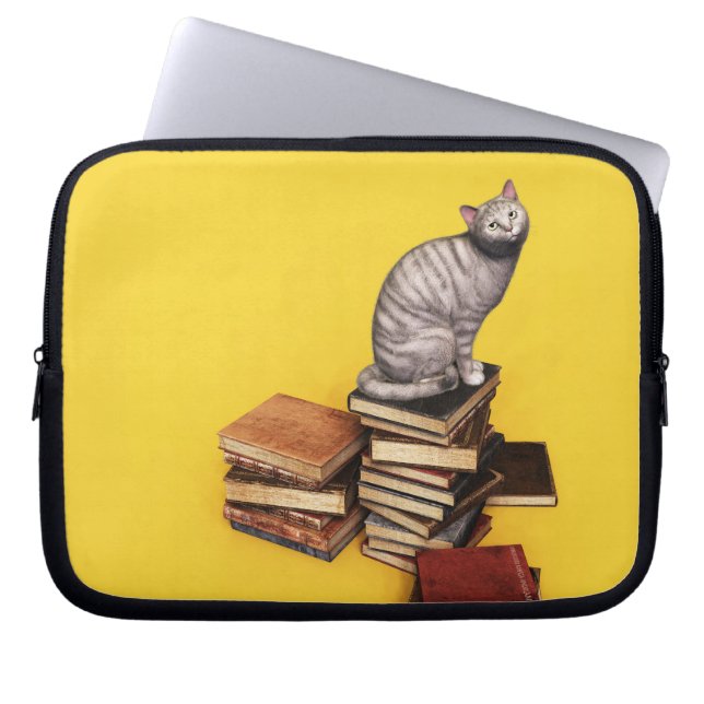 British Cat on a stack of books Laptop Sleeve (Framsidan)