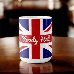 British Humor Funny Quote UK Flagga Kaffemugg<br><div class="desc">Den färgstarka rödvita och blå Union Jack-flagga från Förenade kungariket visade här med ett lustigt slang svär ord citat, "Bloody Helvete". Ord blodig... är en korruption av Guds blod, en fras som användes så långt tillbaka som 1700-talet... helvetet tillkom senare. Detta idiom är ett mycket informellt och oförskämt sätt att...</div>
