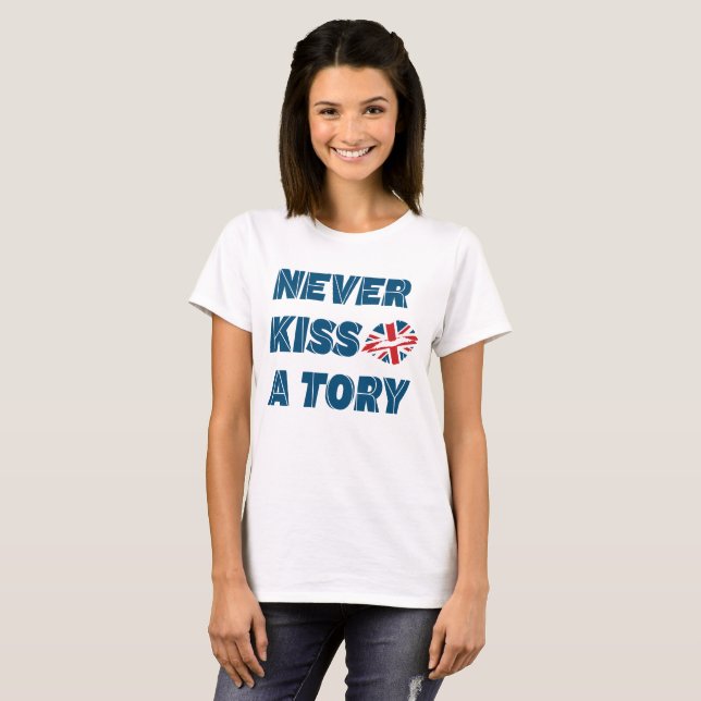 British Politik - Aldrig Kiss a Tory T-Shirt (Hel framsida)