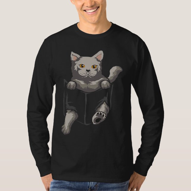 British Shorthaired Cat Sits In The Bag I Cats T Shirt (Framsida)
